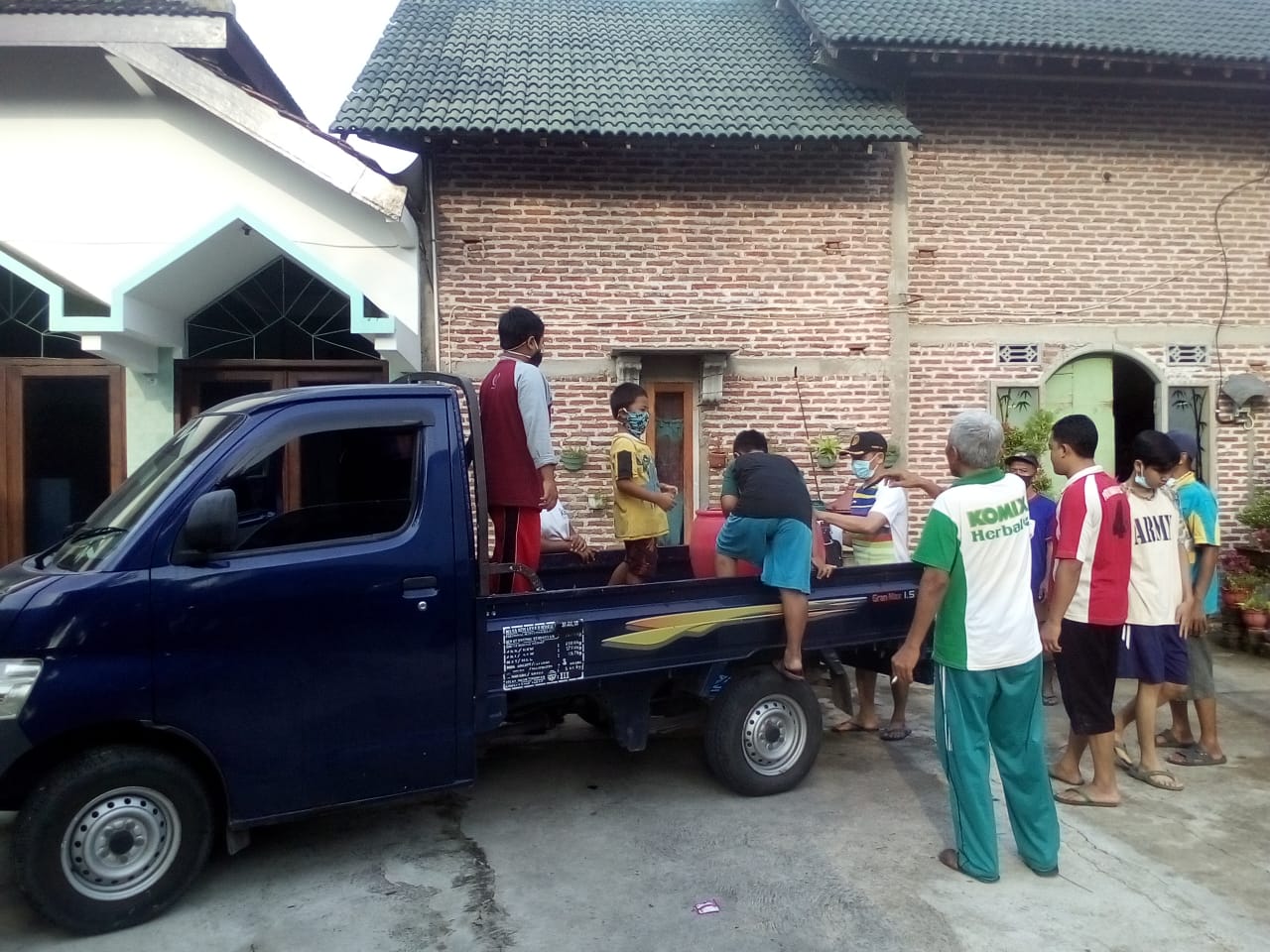 PENYEMPROTAN MASAL